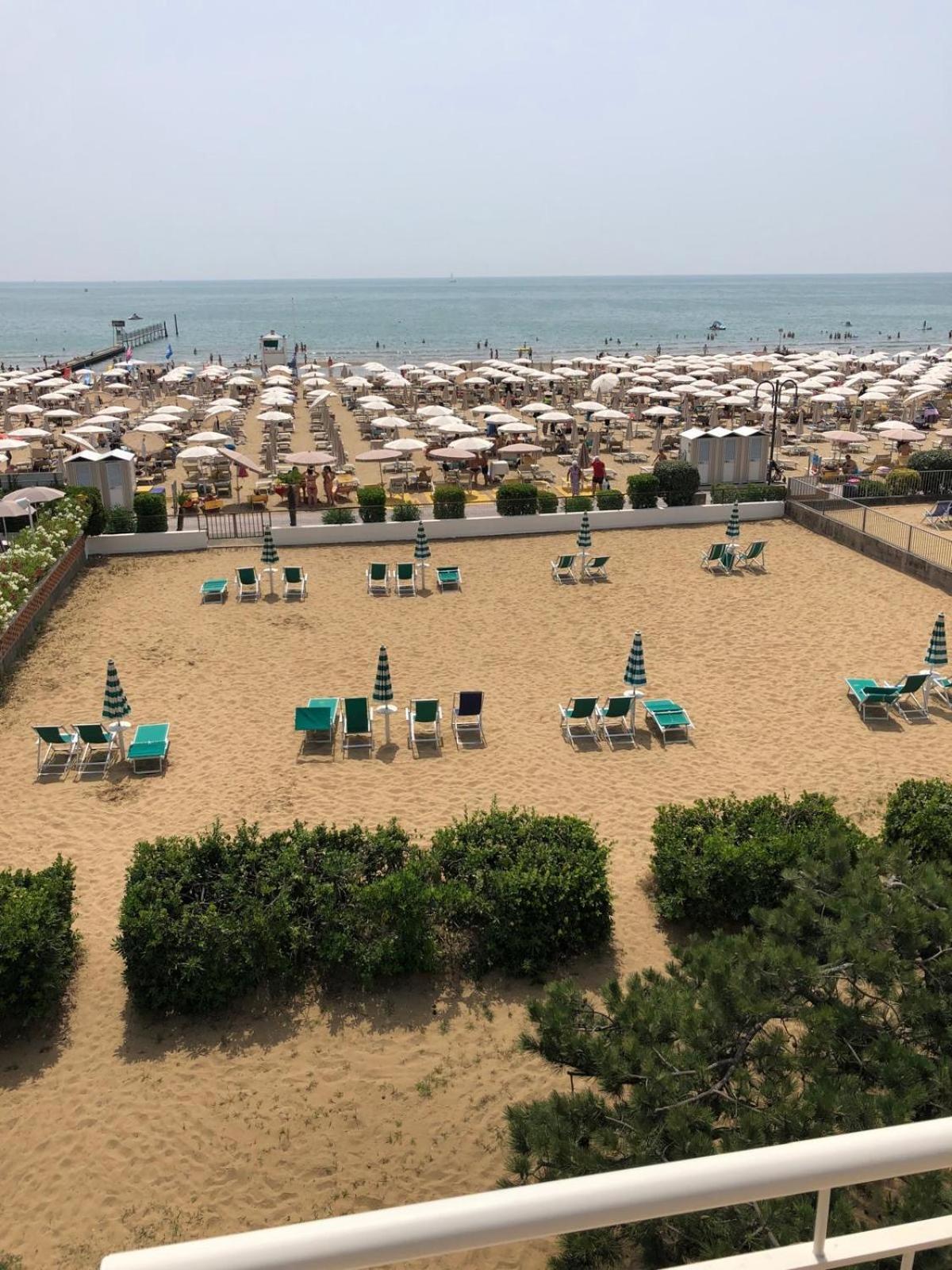 App4Rent Villa Zanetti - Appartamenti Con Spiaggia Privata Frontemare Lido di Jesolo Kültér fotó